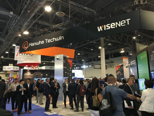 한화테크윈이 지난 10일(현지시간)부터 사흘 간 열리는 미국 최대 보안 전시회 'ISC WEST 2019'에 참가해 다양한 영상보안 솔루션을 선보이고 있다. <한화테크윈 제공>